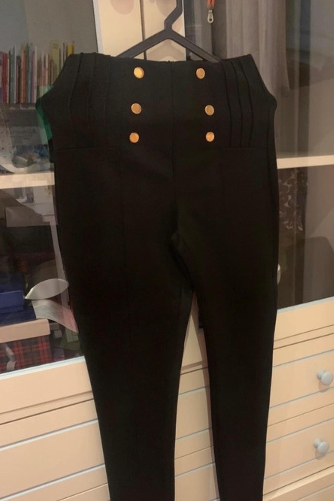 LEGGINGS WITH METAL BUTTONS