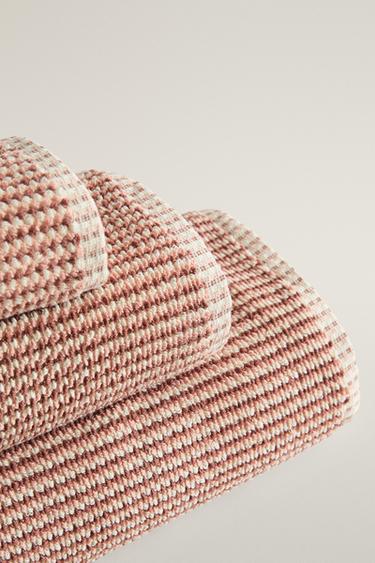 TEXTURED COTTON BATH TOWEL — Pinks 2