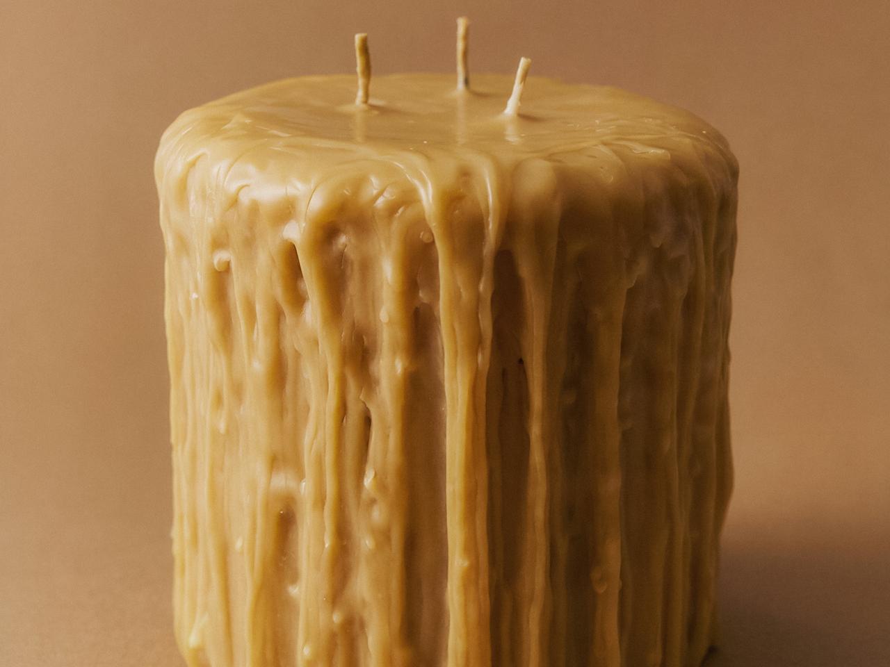 (1500 G) SALTED CARAMEL SCENTED CANDLE — Cream
