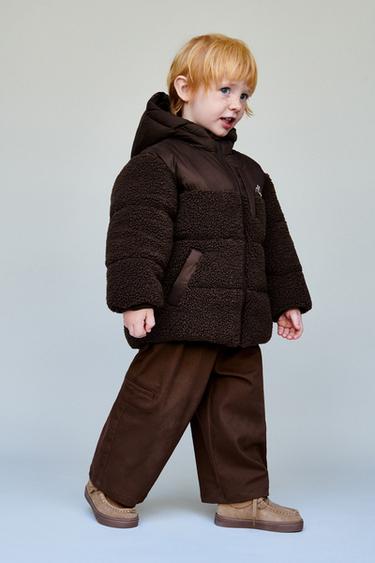 MANTEL AUS LAMMFELLIMITAT MIT MATERIALKOMBINATION - Braun von Zara