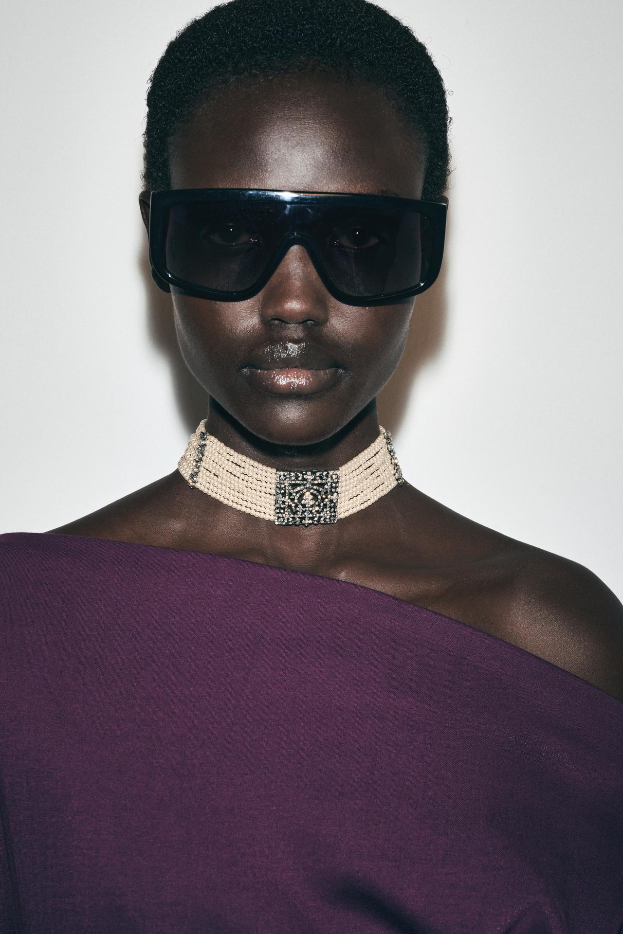 CHOKER NECKLACE WITH PEARLS AND RHINESTONES — 109