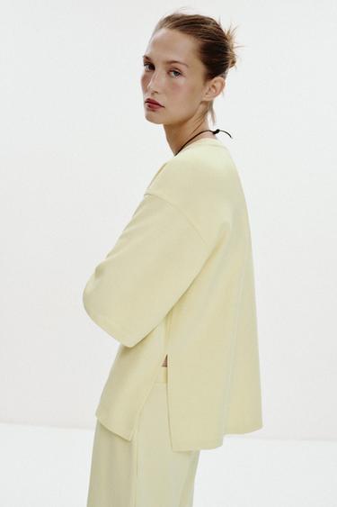 T-SHIRT INTERLOCK À OUVERTURES - Citron vert clair de Zara - Image 2