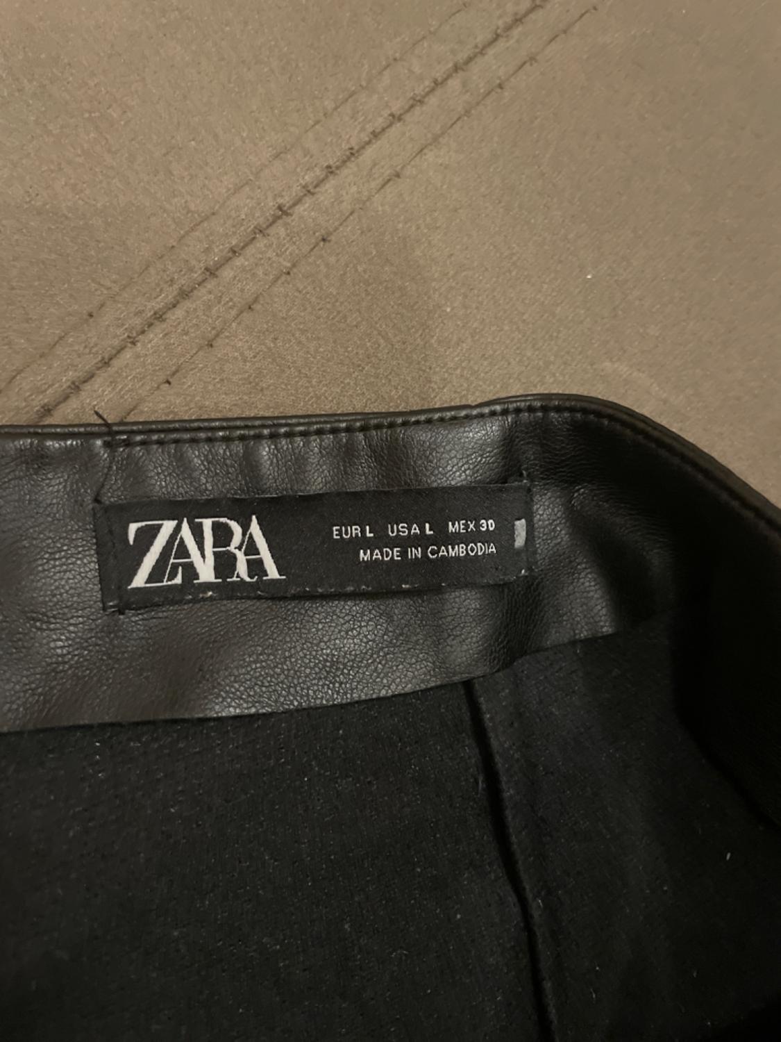 FAUX LEATHER KNOTTED BERMUDA SHORTS - Image 3
