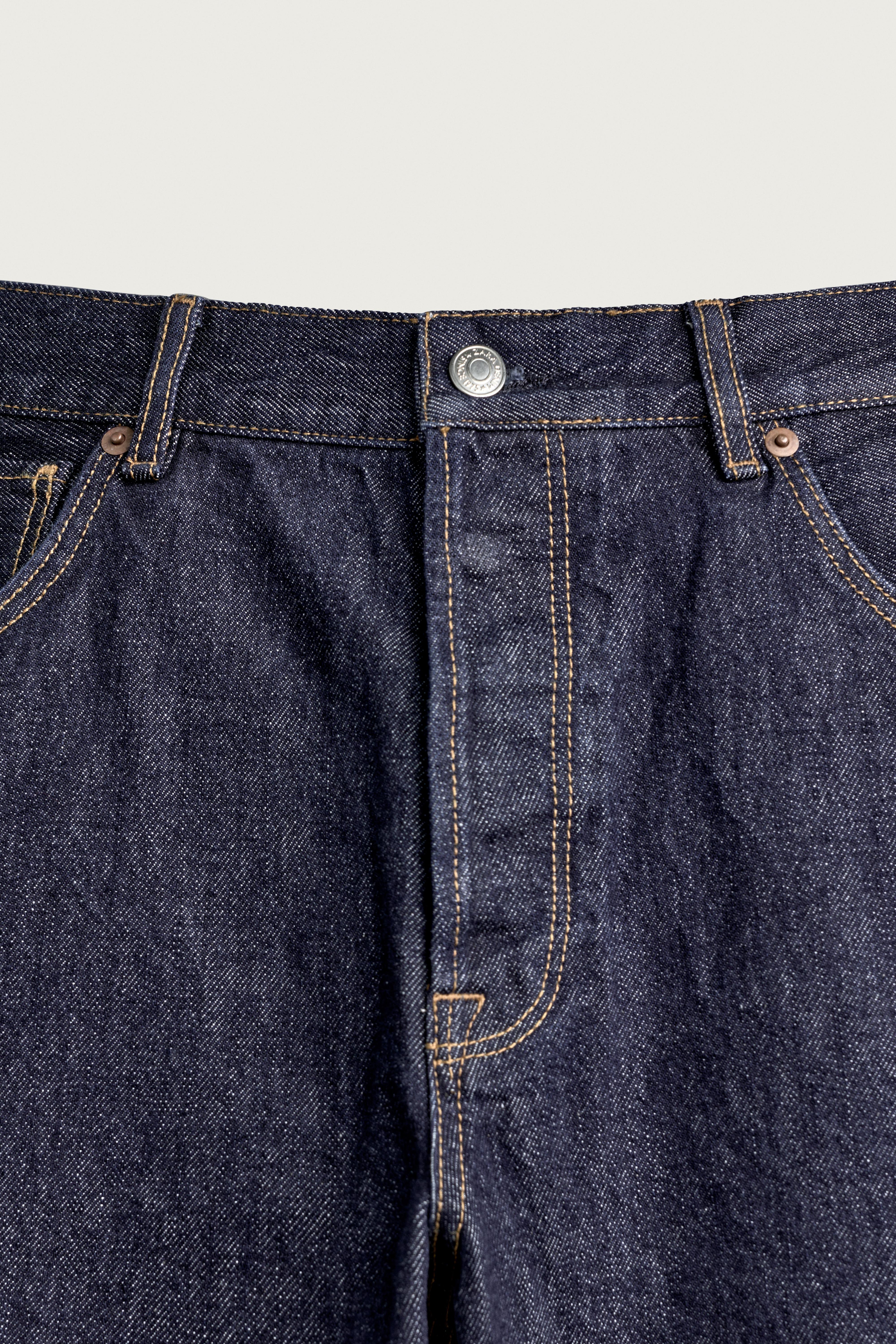 STRAIGHT-FIT JEANS WITH TWISTED SEAMS