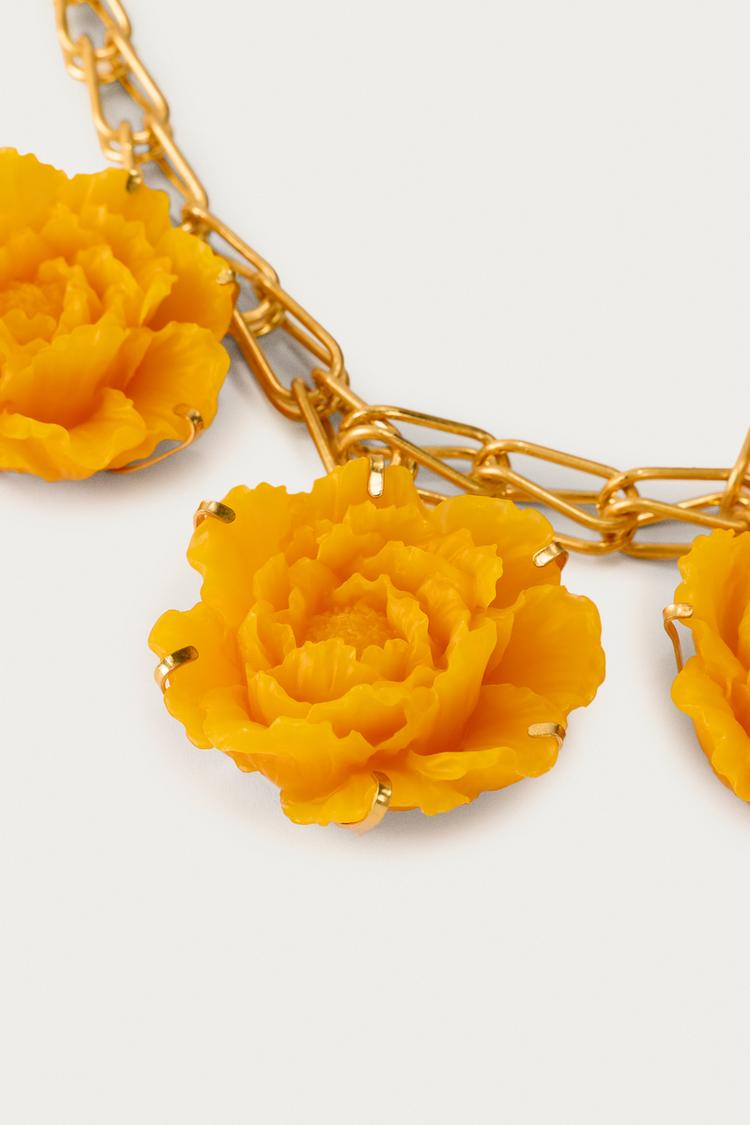 COLLAR DE FLOR DE RESINA METÁLICA MARISA BERENSON X ZARA 4