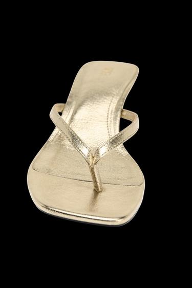 Zara METALLIC EFFECT KITTEN SANDALS - Gold