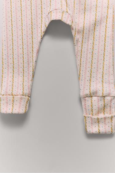 بيجامة قطعة واحدة مزهرة بقدم قابلة للتحويل - خَام الخاص بـ Zara