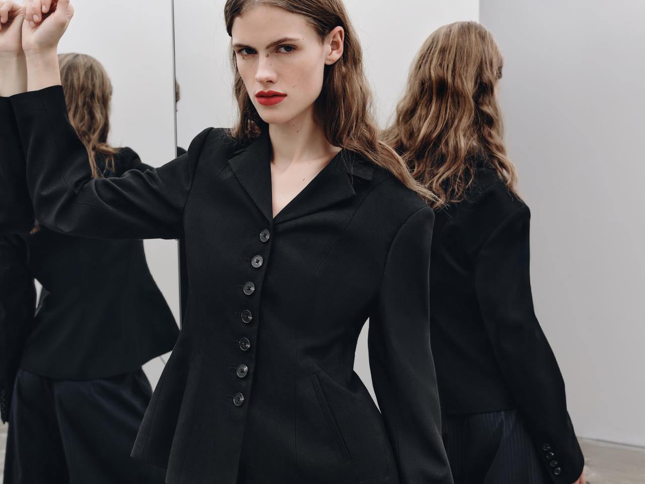 ZW COLLECTION CROPPED FITTED BLAZER — Black