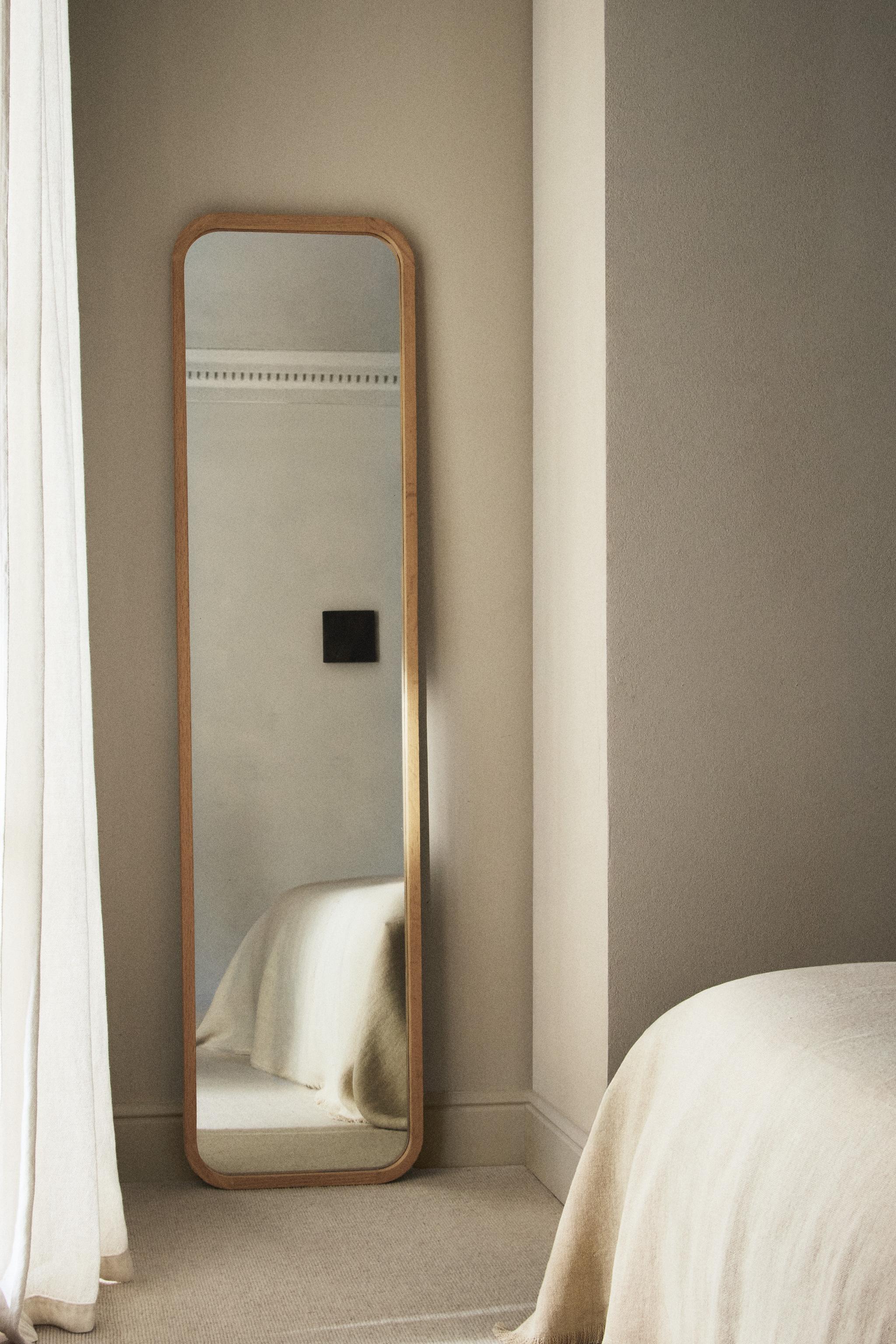 ROUND BORDER HANGING FULL LENGTH MIRROR - Light beige | ZARA