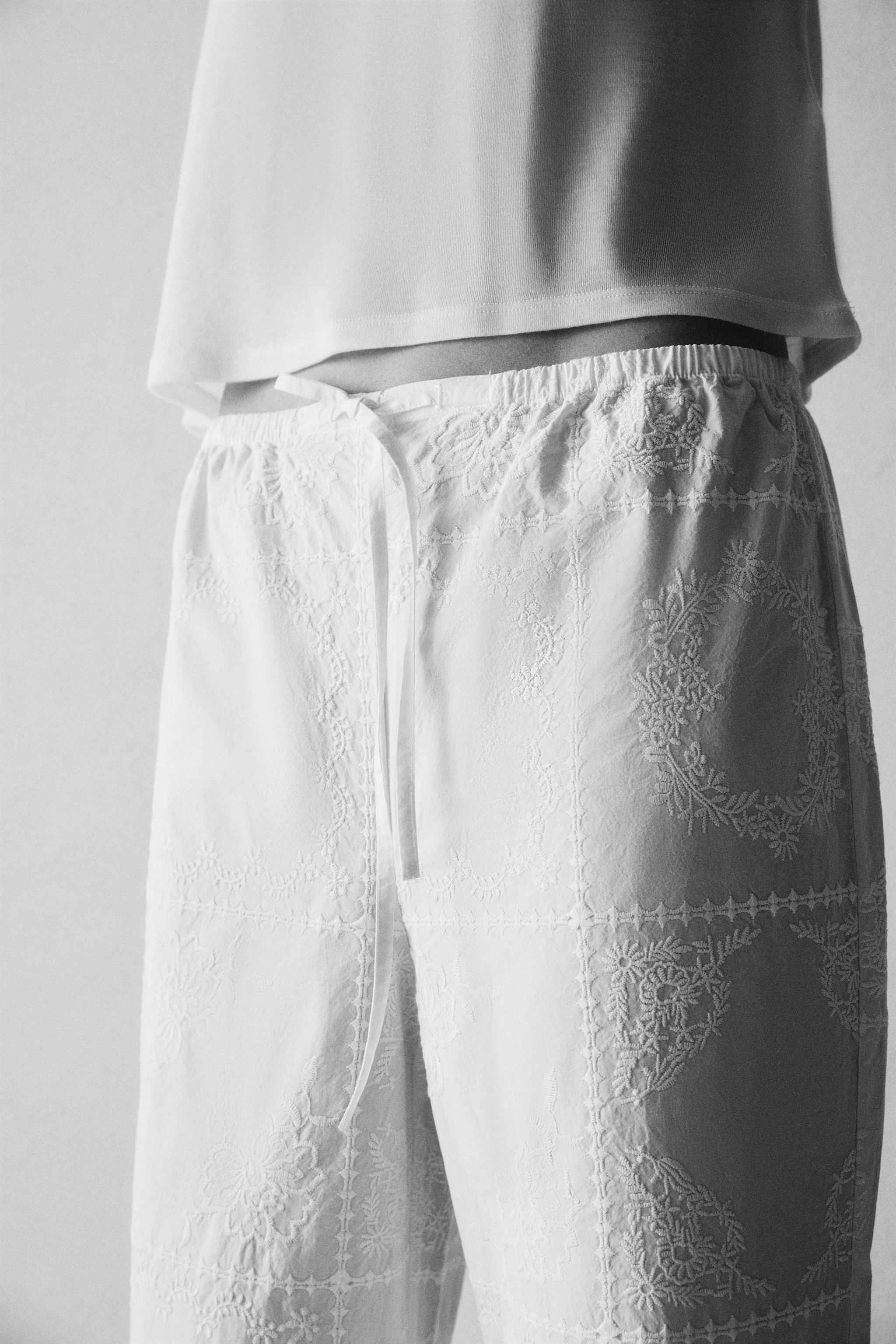 Combinando los pantalones bordados de Zara. Ref. 2731/046