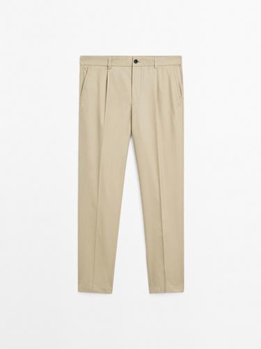 Pantalón relaxed fit detalle pinza - Arena de Zara