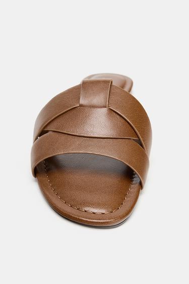 SANDALES PLATES EN CUIR CROISÉES - Marron de Zara - Image 3