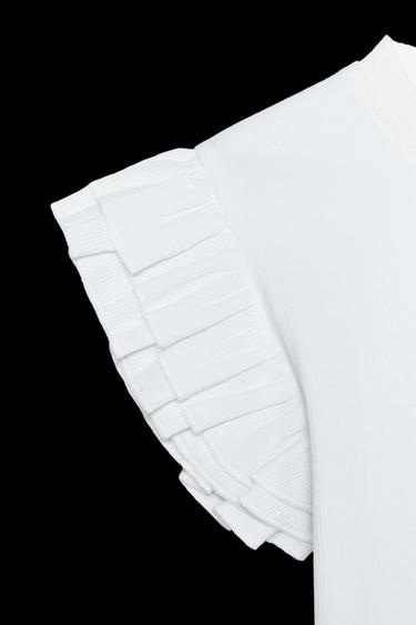 T-SHIRT MIT RIPPENMUSTER UND VOLANT - Weiß von Zara