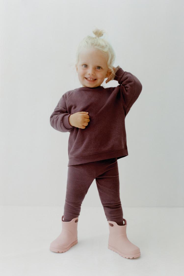 חליפה תואמת של סווטשירט ומכנסי טייץ חלקים