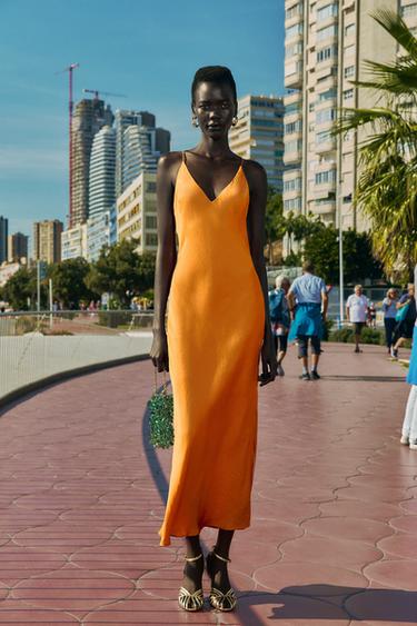 VESTIDO LARGO SATINADO - Naranjas de Zara