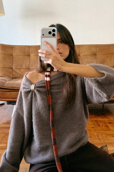 سترة محاكة بدبوس زينة - بني/ توبو الخاص بـ Zara