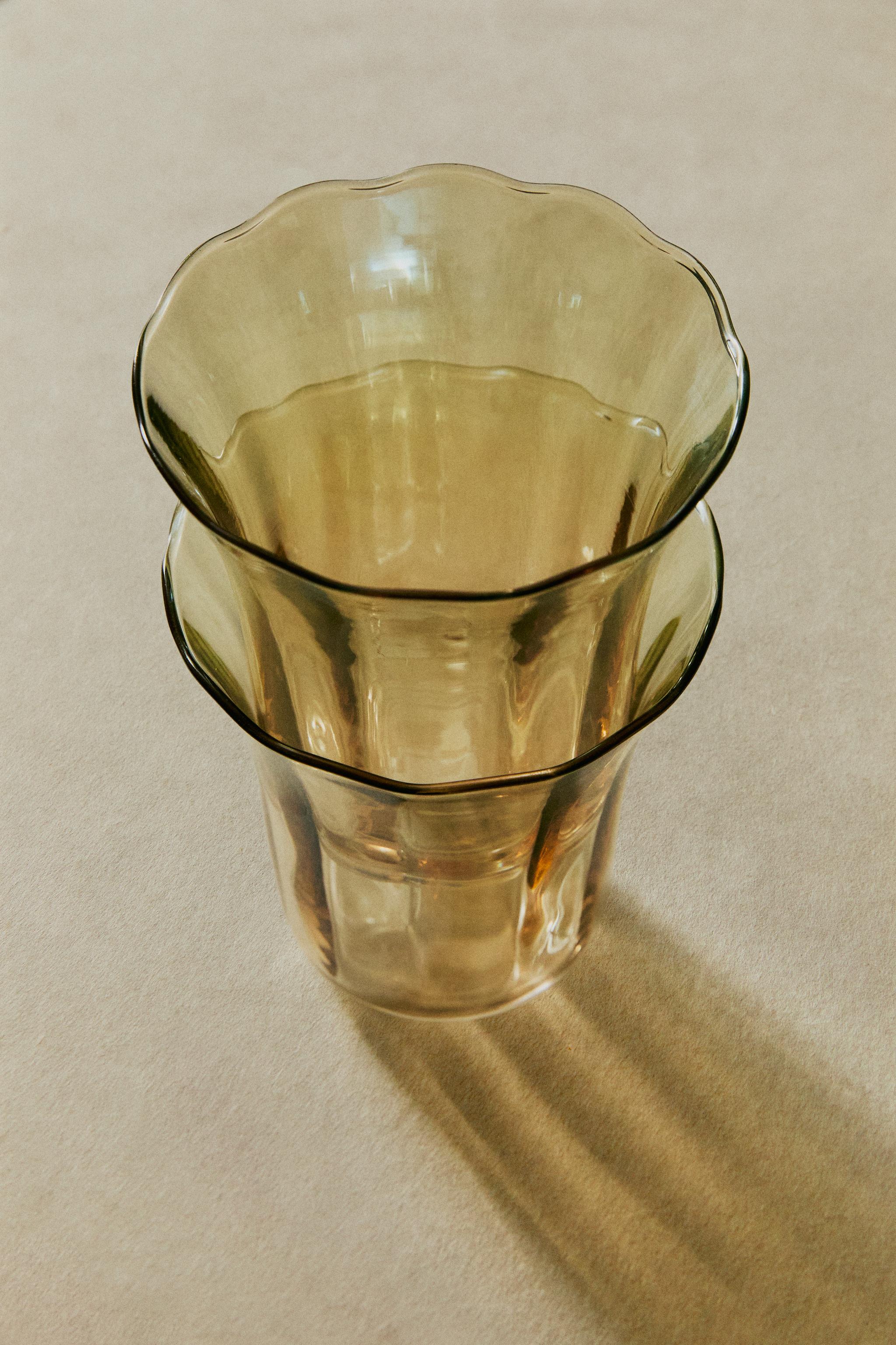 BELL-SHAPED GLASS TUMBLER