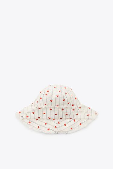 GORRO BUCKET RAYAS BORDADOS CORAZONES - Crudo de Zara