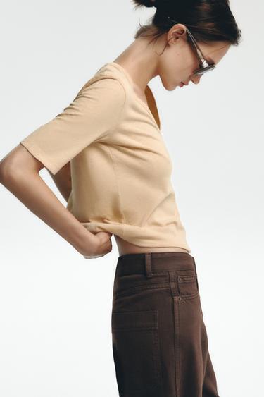 CAMISETA CUELLO PICO - Camel claro de Zara