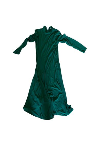 VESTIDO VERDE LARGO CON CUELLO MEDIO ALTO