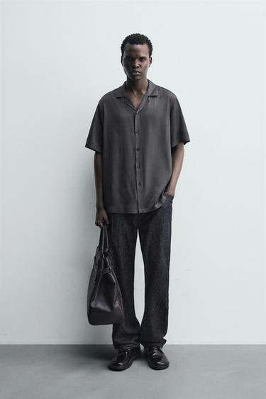 חולצת סאטן בגזרת REGULAR FIT - אפור של Zara