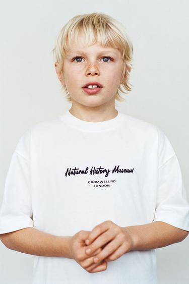 CAMISETA TEXTO BORDADO NATURAL HISTORY MUSEUM LONDON © - Blanco roto de Zara
