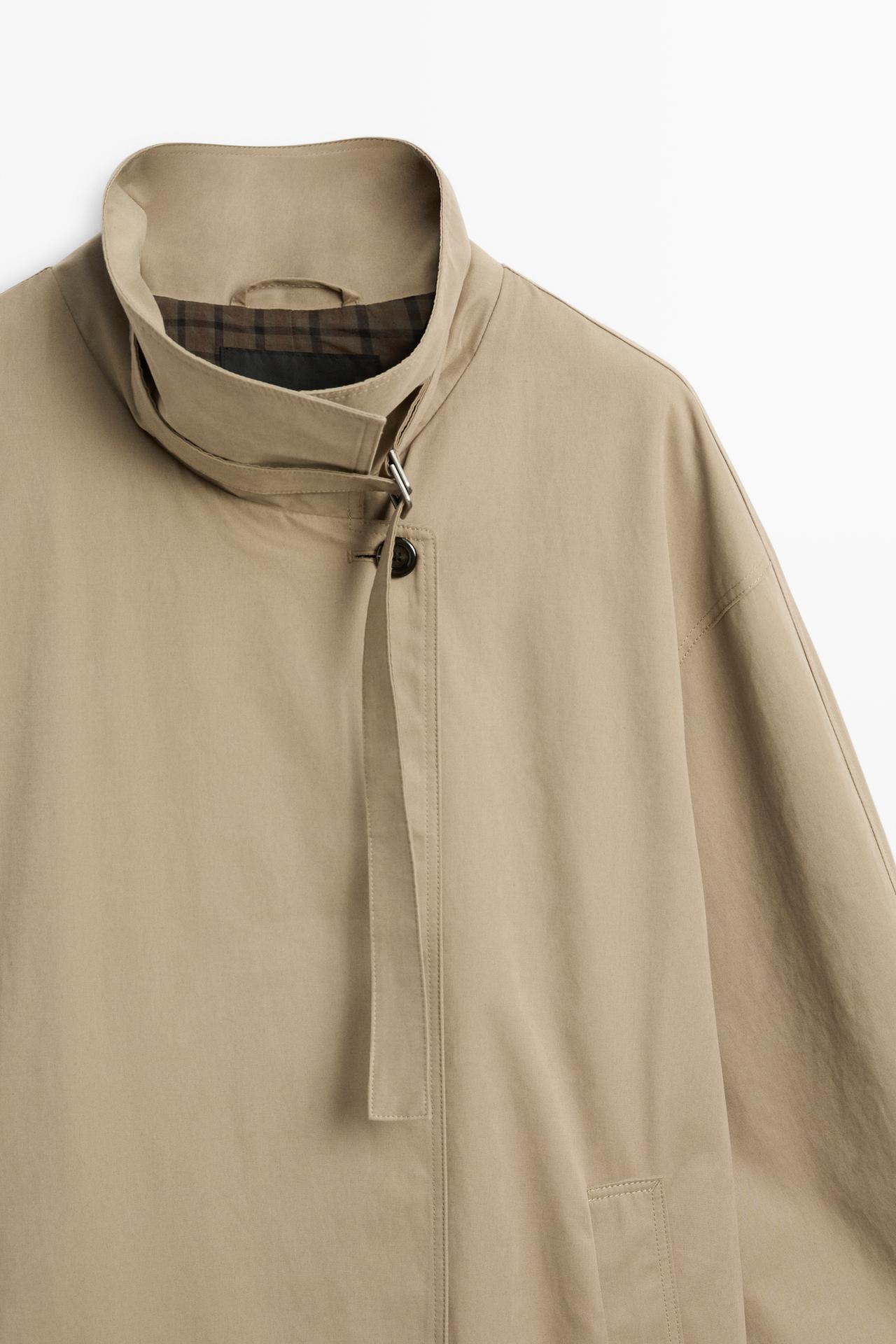 Long trench coat with buckle detail — Gray / Tan