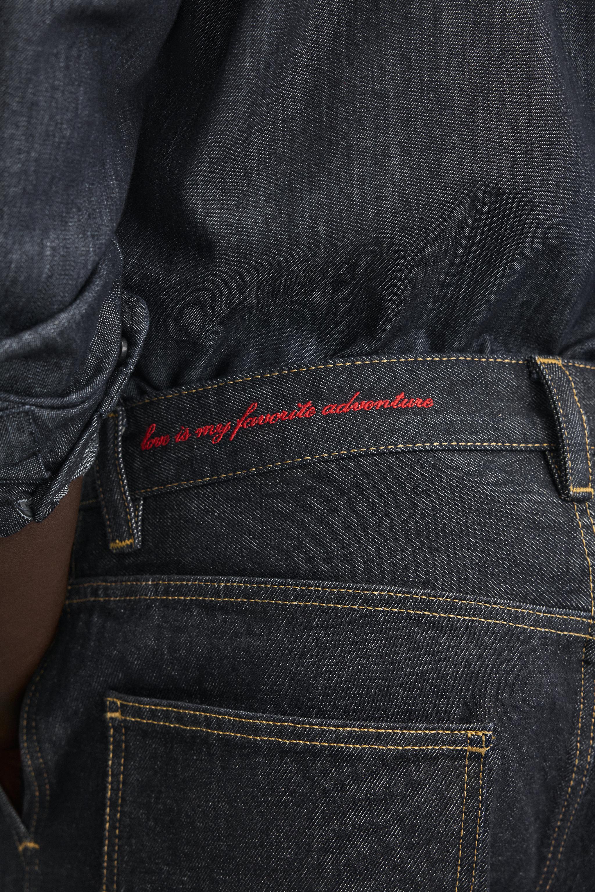 PANTALON CHINO EN DENIM BRODÉ CŒURS