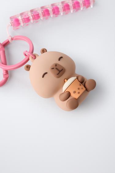 ميدالية كابيبارا CAPYFUN © - بني الخاص بـ Zara