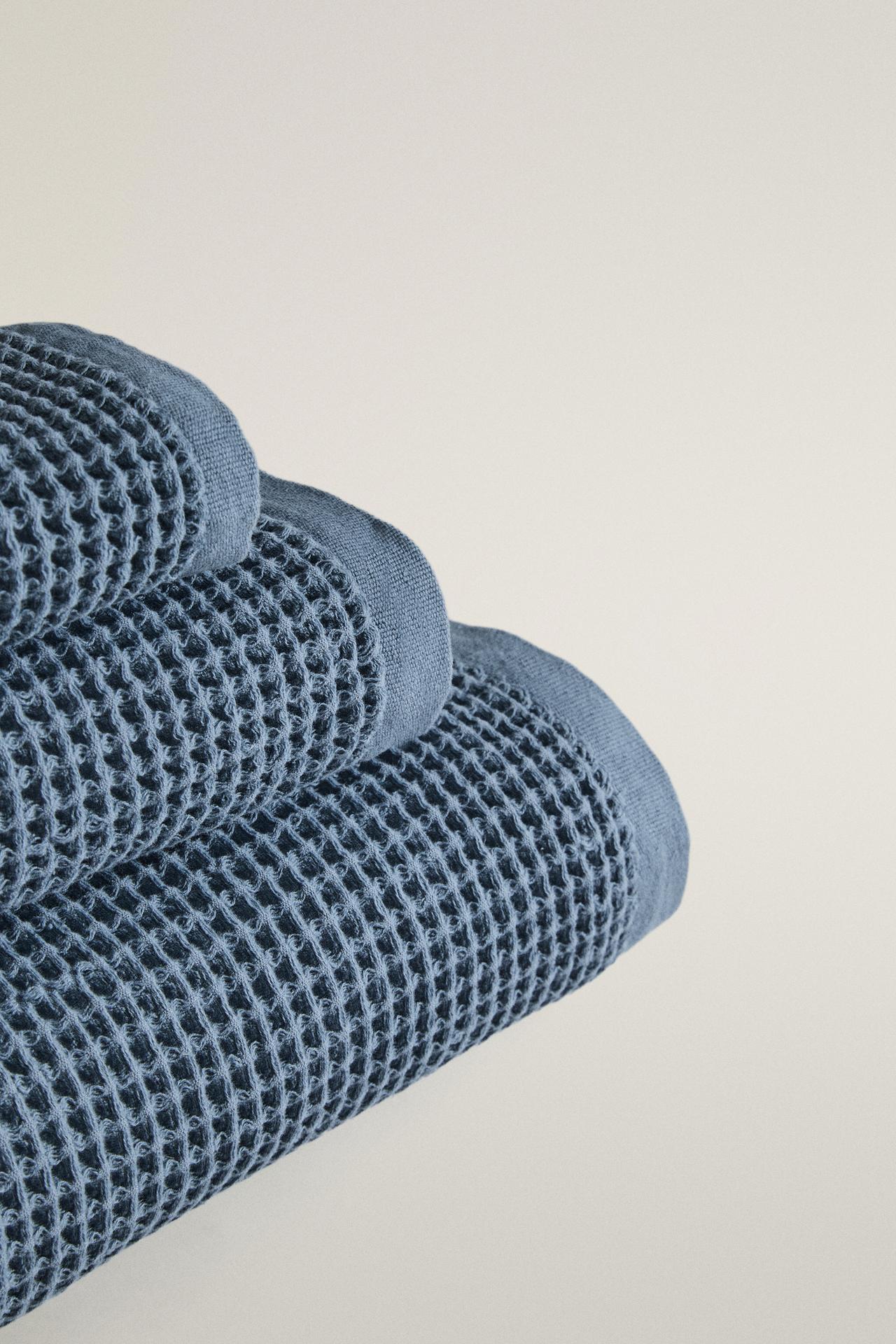 WAFFLE-TEXTURE COTTON BATH TOWEL — Dusty blue