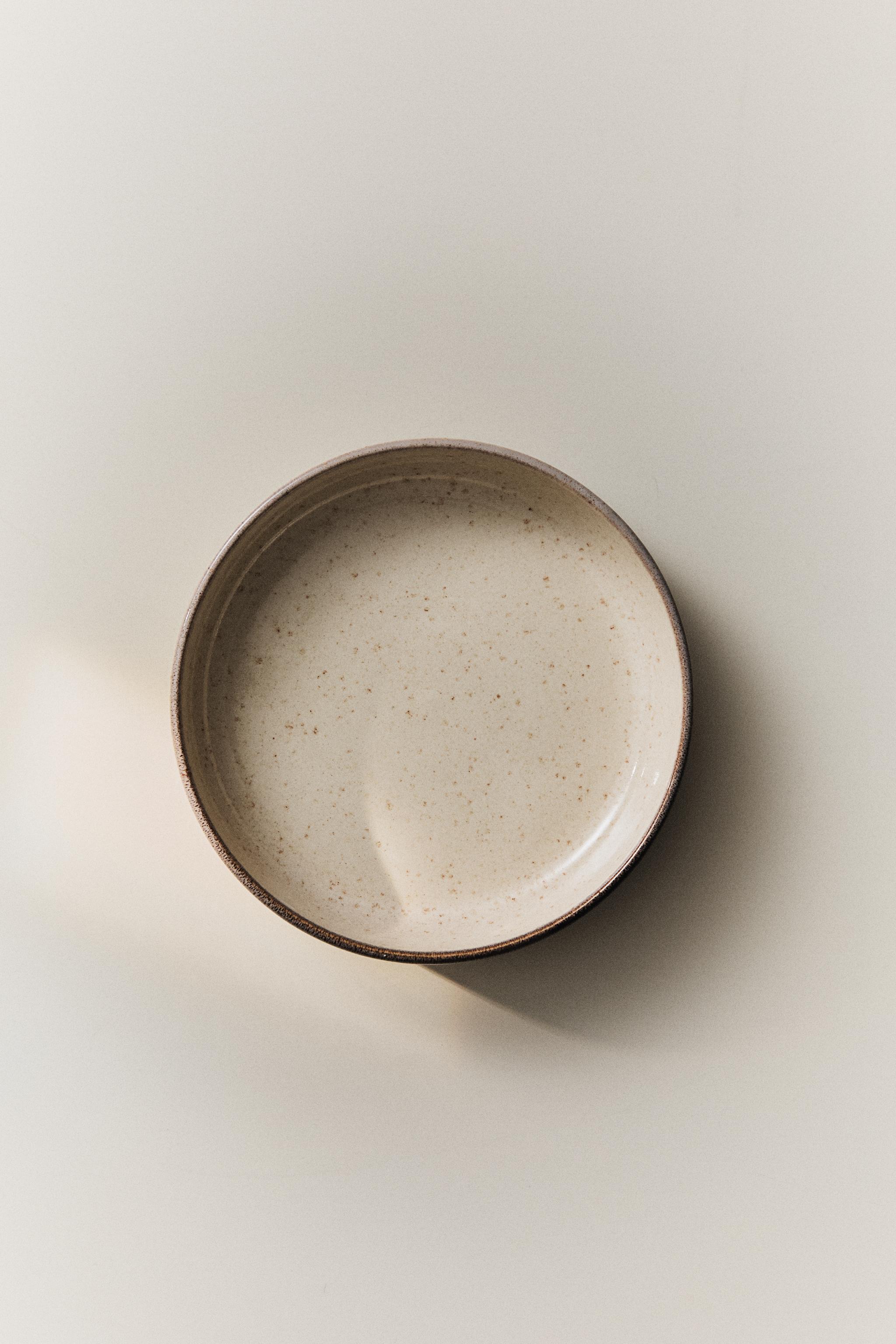 PORCELAIN SOUP PLATE WITH ANTIQUE FINISH RIM