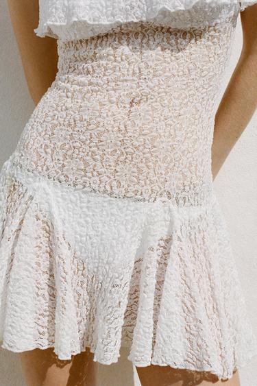 VESTIDO CORTO ENCAJE GODETS - Blanco de Zara