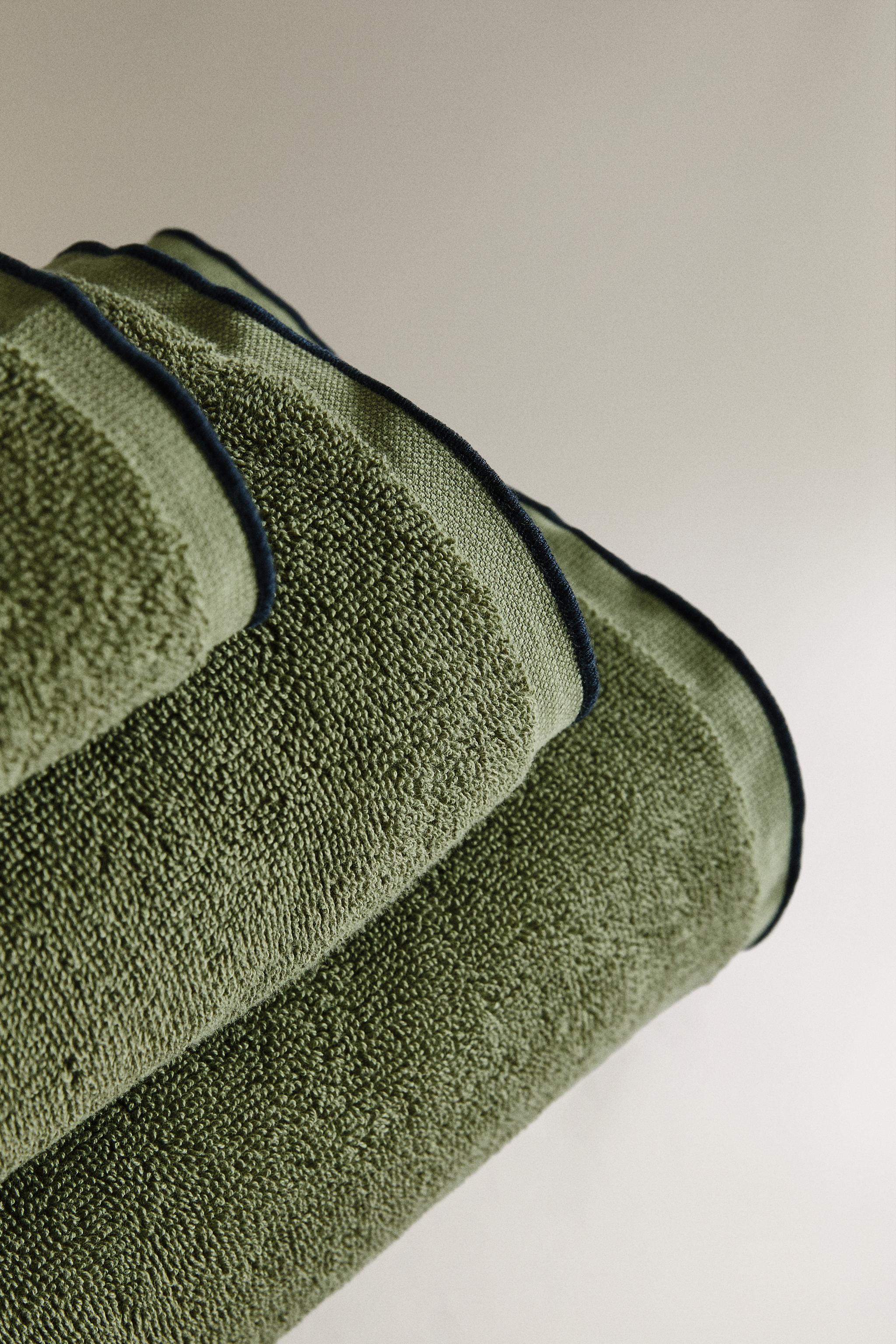 BATH TOWEL WITH CONTRAST TOPSTITCHING
