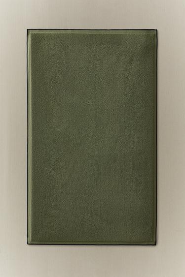 BATH MAT WITH COLOURED TOPSTITCHING - mid khaki by Zara