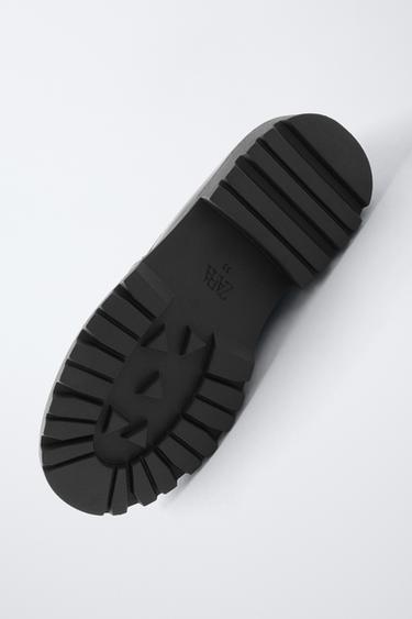 MOCASSINS CLOUTÉS - Noir de Zara - Image 3