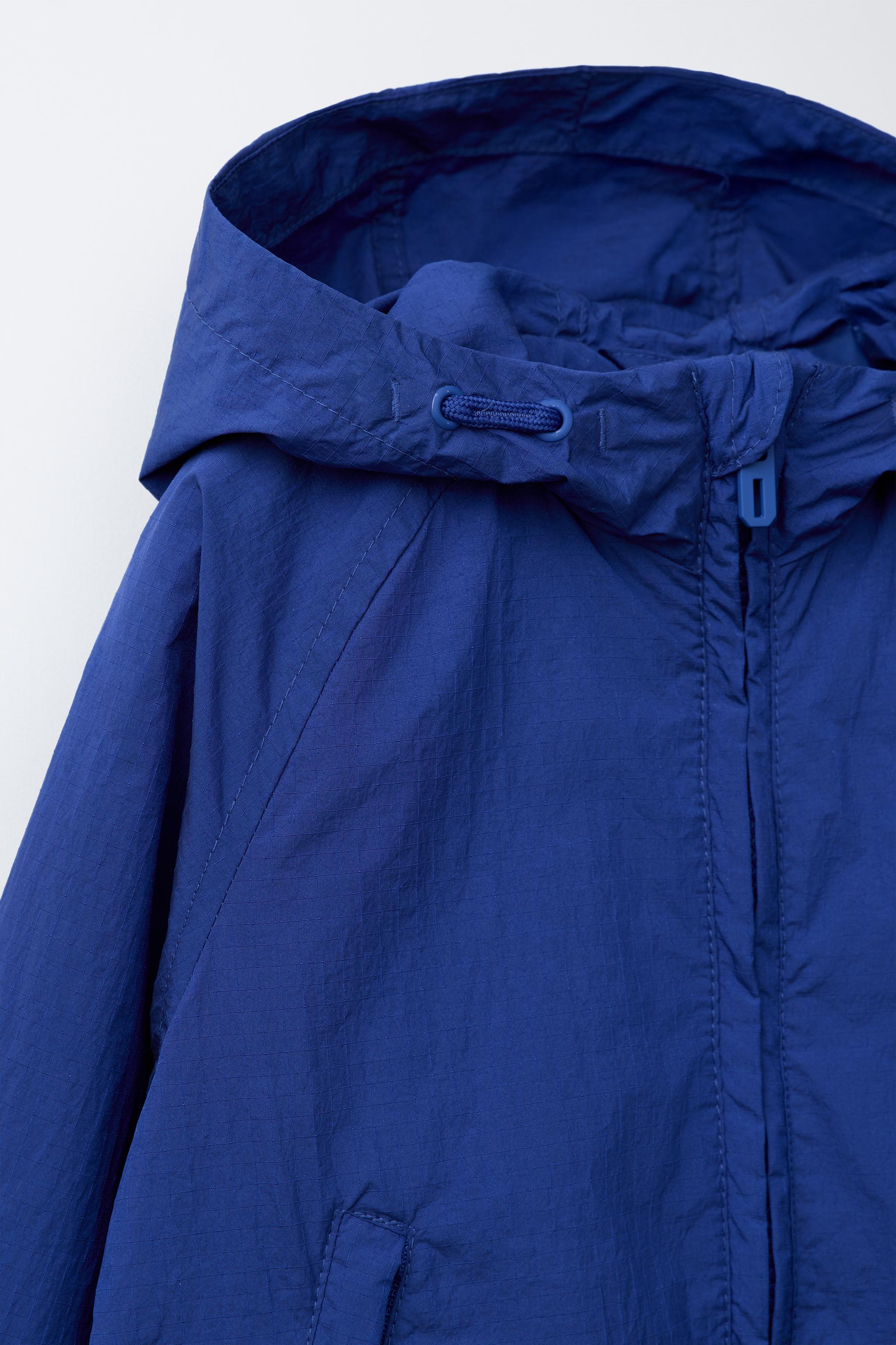 LIGHTWEIGHT WATER REPELLENT RAINCOAT