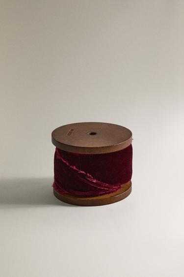 FRAYED VELVET CHRISTMAS GIFT RIBBON - أحمر الخاص بـ Zara