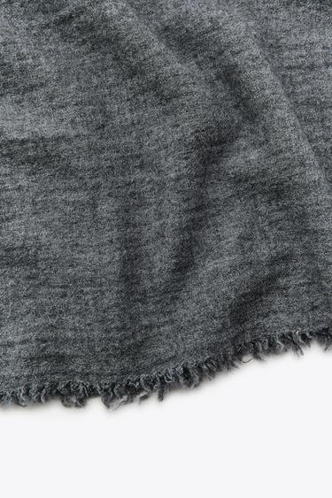WOOLLEN SCARF WITH FRAYED EDGES - Grey by Zara