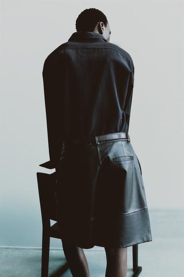 برمودا RELAXED FIT جلد بثنيات - أسود الخاص بـ Zara
