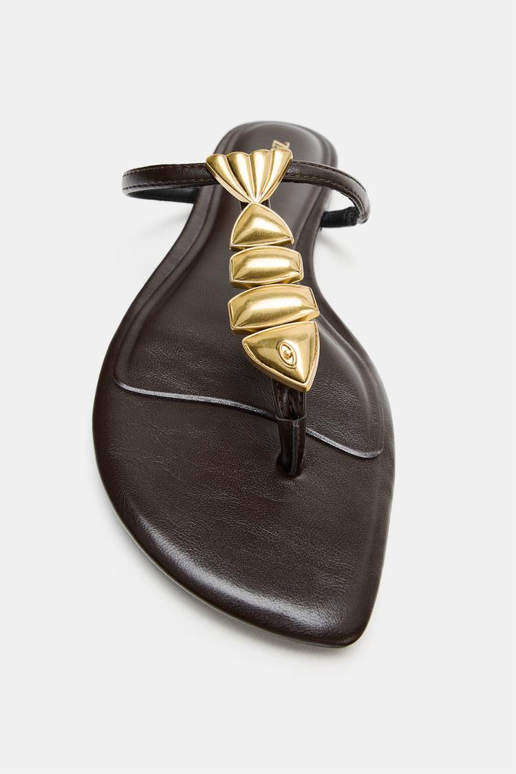 Sandalias planas con aplique de pez 4