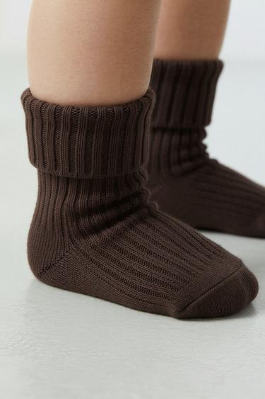 PACK CUATRO CALCETINES COLORES CAJITA - Marrón de Zara
