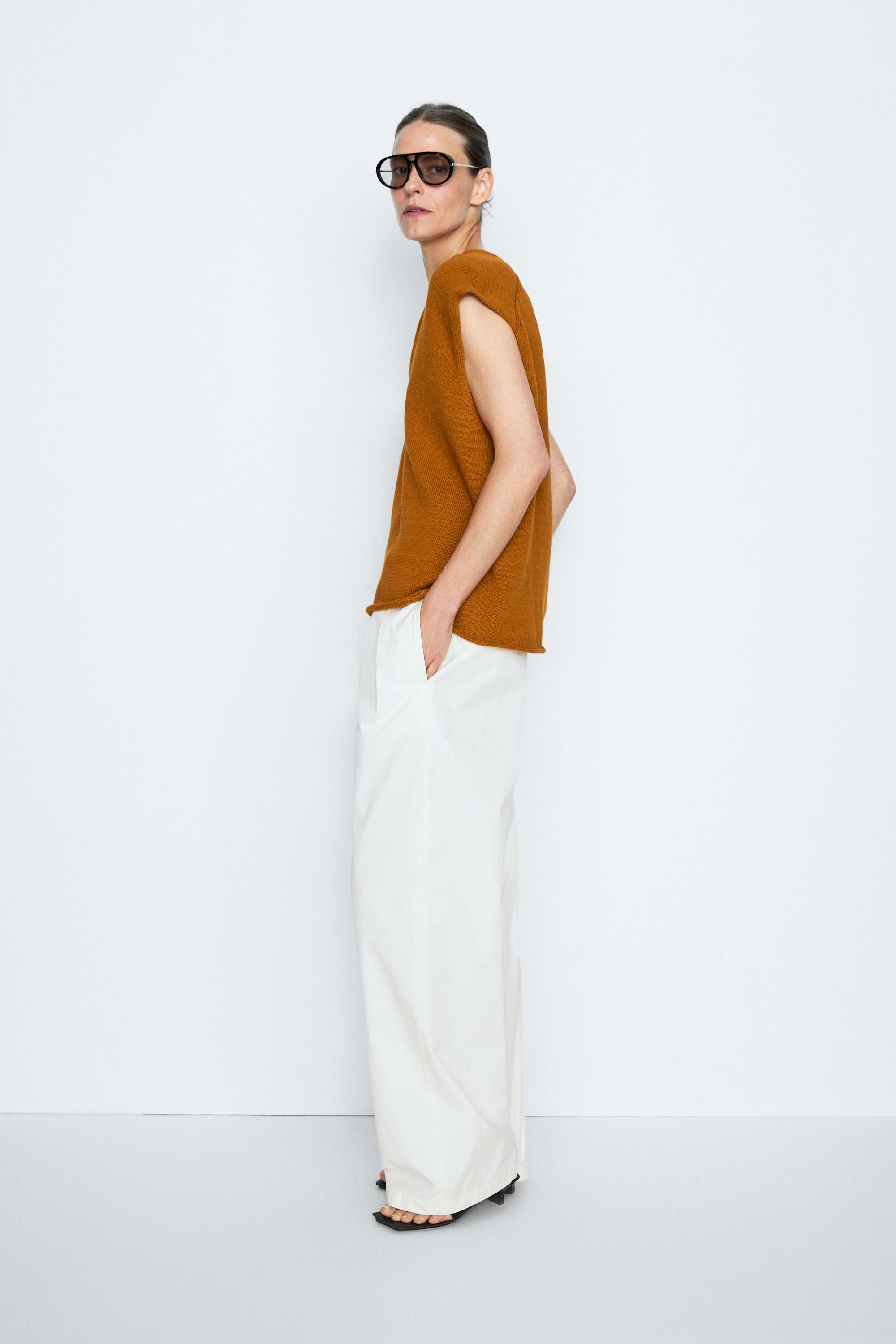 100% Cotton V-Neck Vest - STUDIO — Champagne