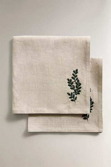 PACK OF LINEN CHRISTMAS NAPKINS WITH GREEN LEAVES (PACK OF 2) - أخضر الخاص بـ Zara