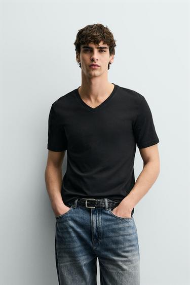 T-SHIRT COL EN V BASIQUE - Noir de Zara