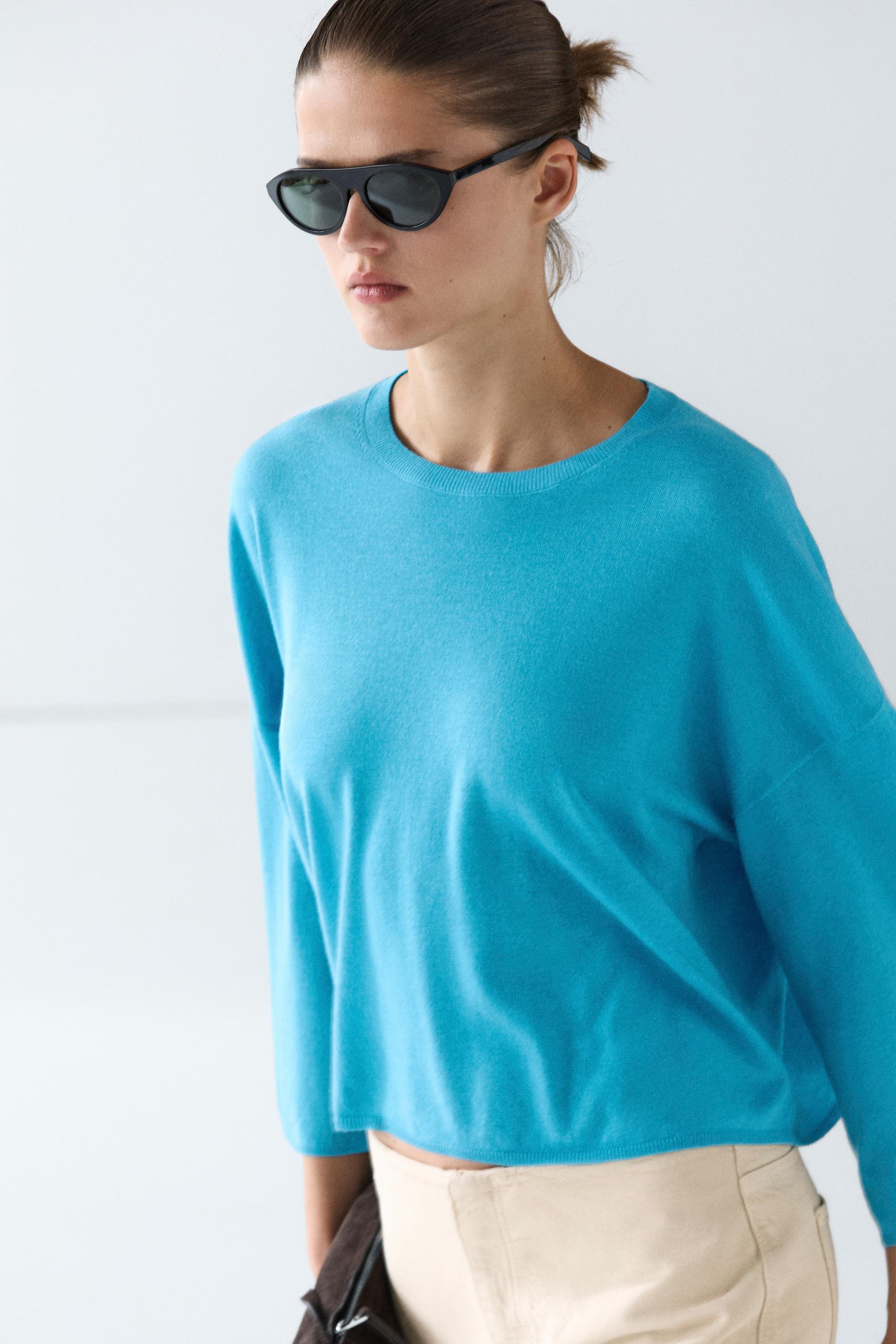 Round neck knit sweater — 451
