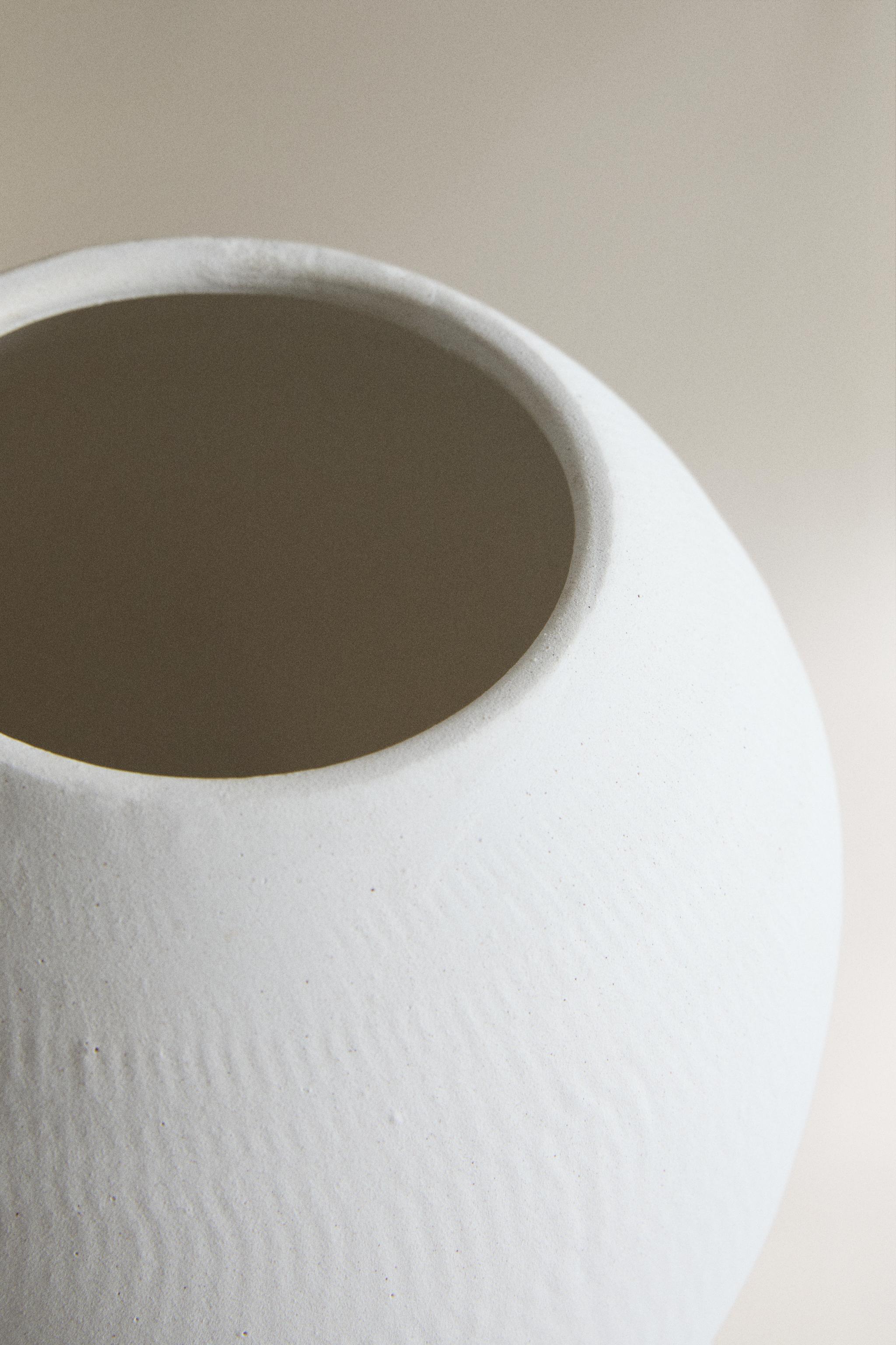 TEXTURED CERAMIC VASE — Ecru