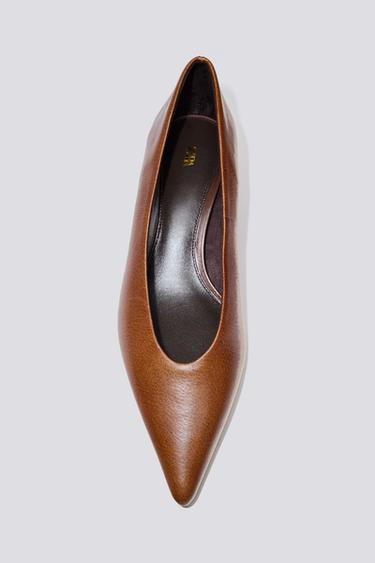 حذاء جلدي بكعب كيتن - بني الخاص بـ Zara