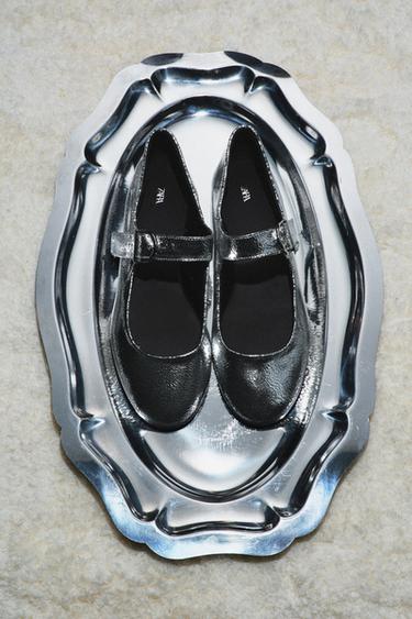 メタリックレザー バレリーナシューズシルバーZaraのメタリックレザー バレリーナシューズ - シルバー 