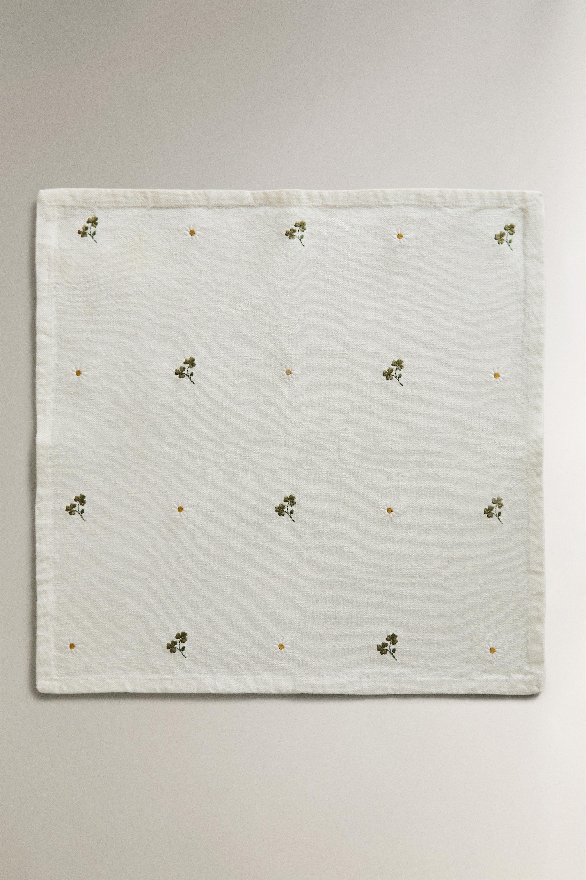 EMBROIDERED CLOVER AND DAISY NAPKINS (PACK OF 2) — Ecru