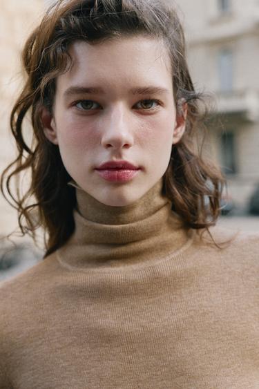 PULL AVEC LAINE À COL MONTANT - Camel clair de Zara - Image 1